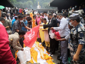 विमान दुर्घटनामा ज्यान गुमाएका राजन गोलेको शवमा पार्टीको झण्डा ओढाएर झलनाथ खनालद्वारा अन्तिम बिदाइ